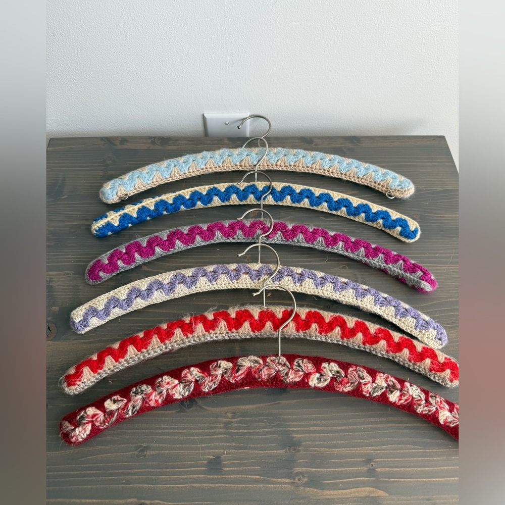 6 x vintage hangers